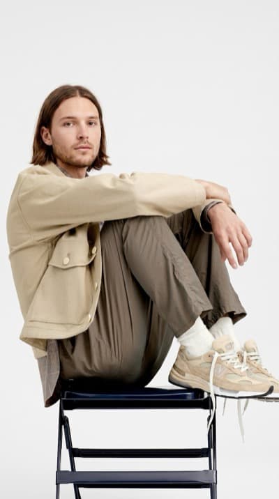 Pose de Moda Masculina Neutra na Cadeira
