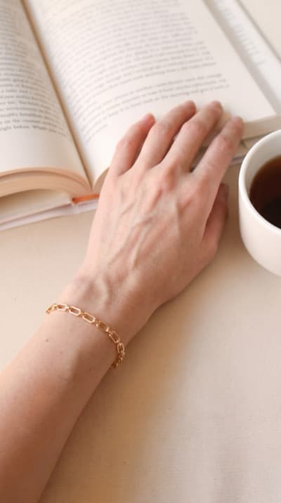Flat Lay de Livro, Café e Pulseira