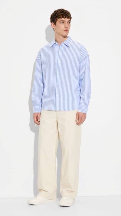 Camisa Azul de Botões Masculina em Estúdio