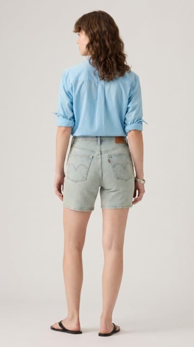Camisa Azul e Calções de Costas em Estúdio