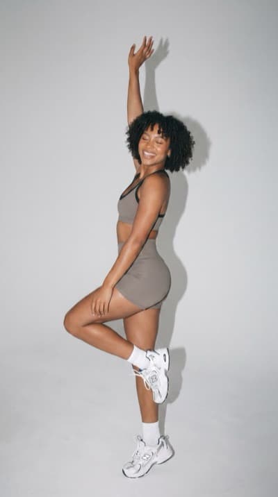 Pose de Salto com Roupa Desportiva Cinzenta